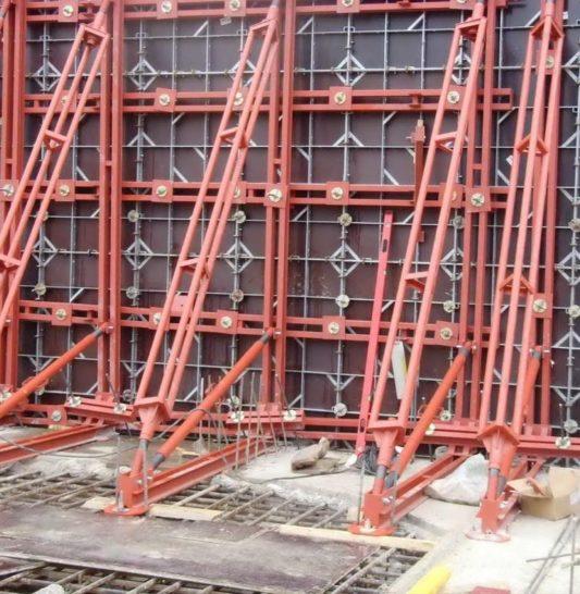Установка контрфорсной опалубки